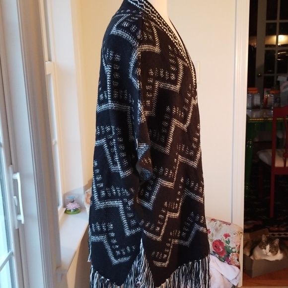 David & Young  🦓Black and White ZigZag Fringe Cape - Picture 6 of 9